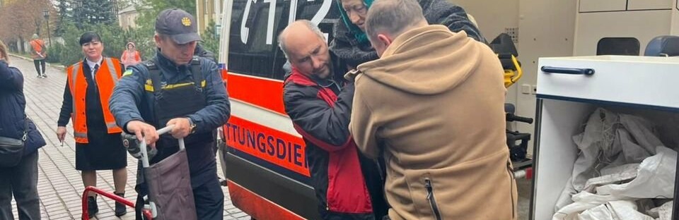 ДСНС та поліція допомагають мешканцям Донеччини евакуюватись до більш безпечних областей