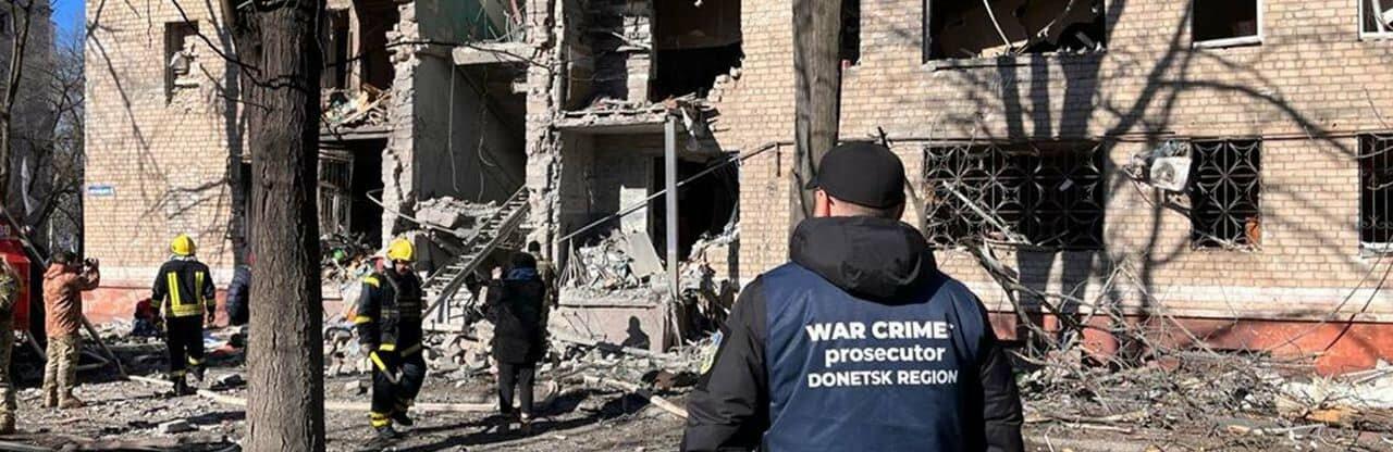 Один загиблий і щонайменше троє поранених через обстріл окупантами багатоквартирного будинку у Краматорську – розпочато розслідування