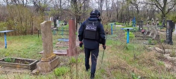 На кладовищах Покровського та Краматорського районів рятувальники виявили вибухонебезпечні предмети