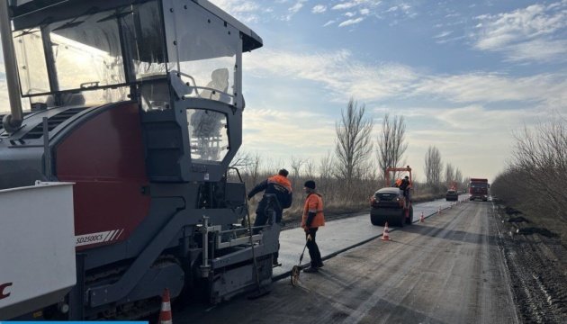 Дорогу до Бахмута ремонтують і встановлюють переправи