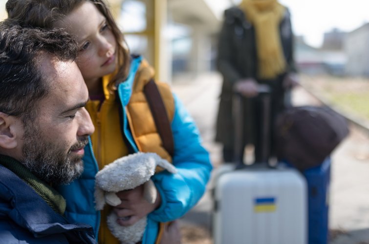 Чи може чоловік, який самостійно виховує одну дитину, виїхати за кордон під час війни: роз'яснення