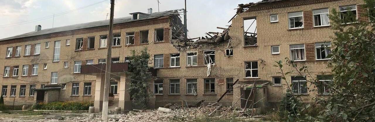 Російські війська вдарили по школам, житловим будинкам і лікувальному закладу – поліція Донеччини задокументувала злочини