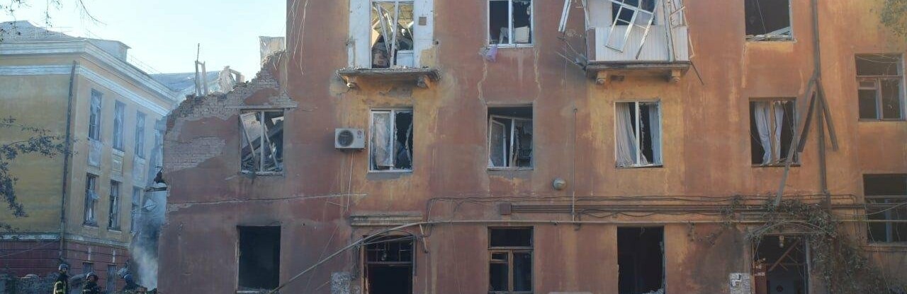 Під завалами залишаються люди - на місцях російських ударів по Донеччині працюють поліцейські