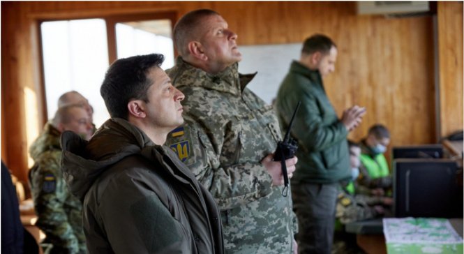 Зеленський доручив Залужному відправляти на фронт тилових військкомів