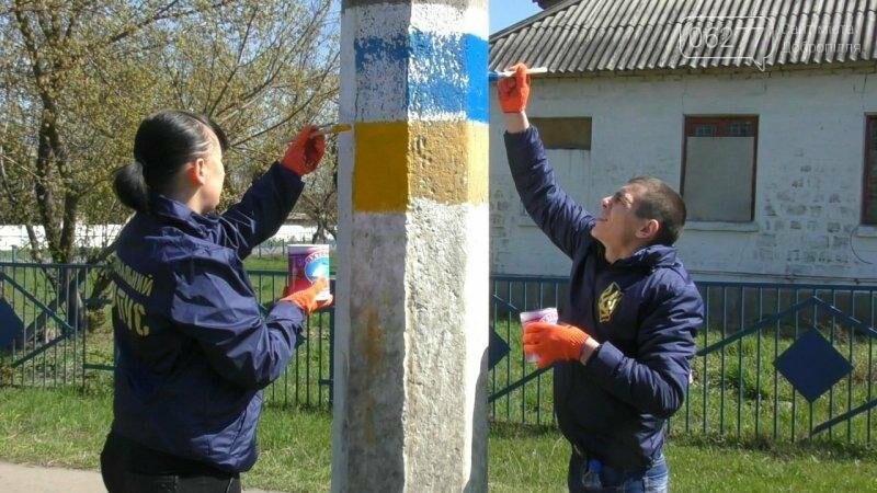 Активисты в Доброполье самостоятельно вернули национальную..., фото-1 Активисты в Доброполье самостоятельно вернули национальную символику на главные улицы, фото-1