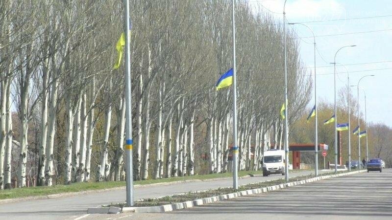 Активисты в Доброполье самостоятельно вернули национальную..., фото-7 Активисты в Доброполье самостоятельно вернули национальную символику на главные улицы, фото-7