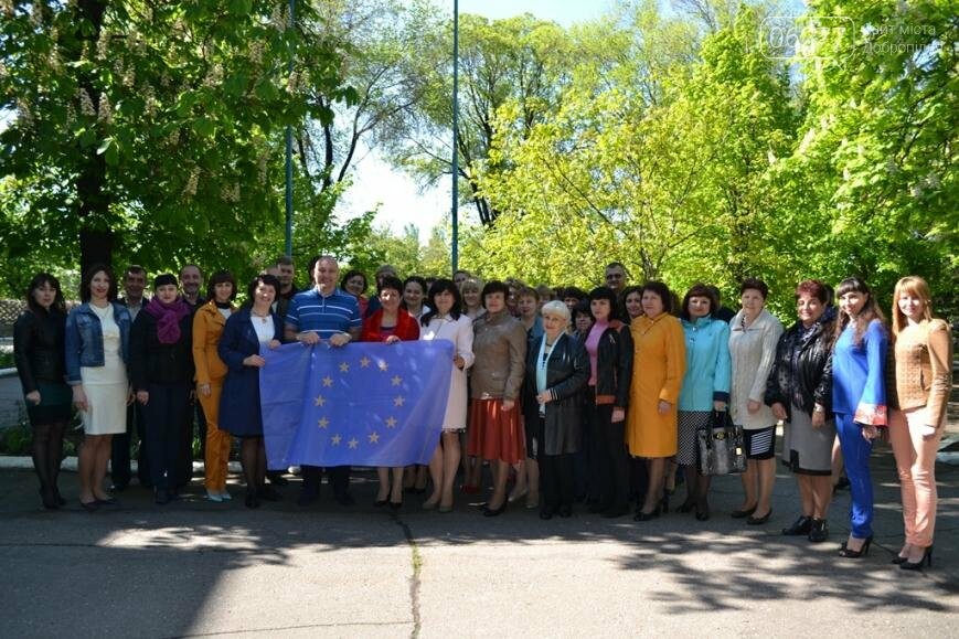 #БезвизНаш: в Добропольской райгосадминистрации торжественн..., фото-1 #БезвизНаш: в Добропольской райгосадминистрации торжественно подняли флаги Украины и ЕС, фото-1