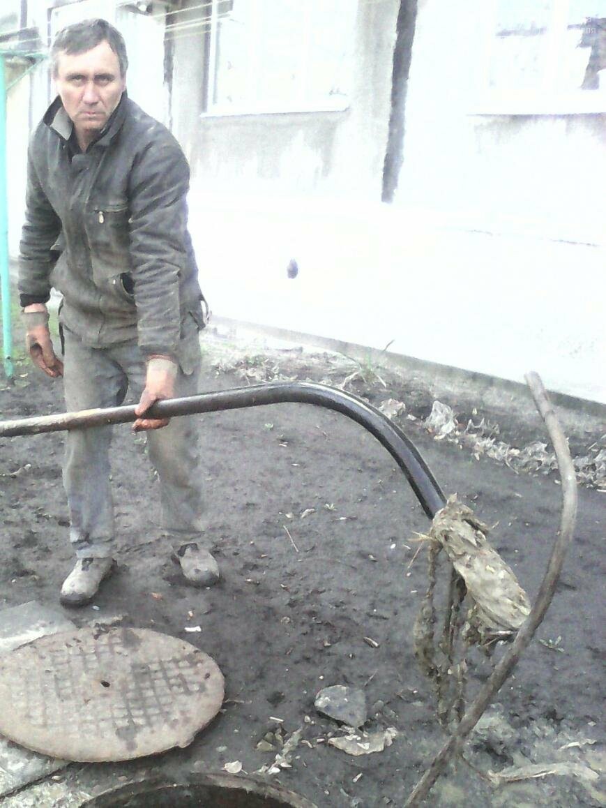 В Доброполье и Белозерском привели в порядок канализационны..., фото-1 В Доброполье и Белозерском привели в порядок канализационные колодцы, фото-1