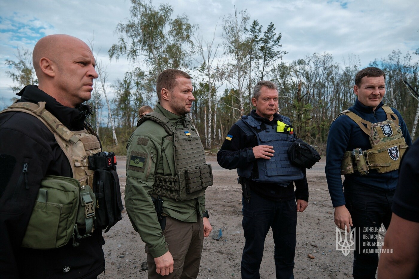 На стелі, встановленій на межі Донеччини й Харківщини, підняли український прапор