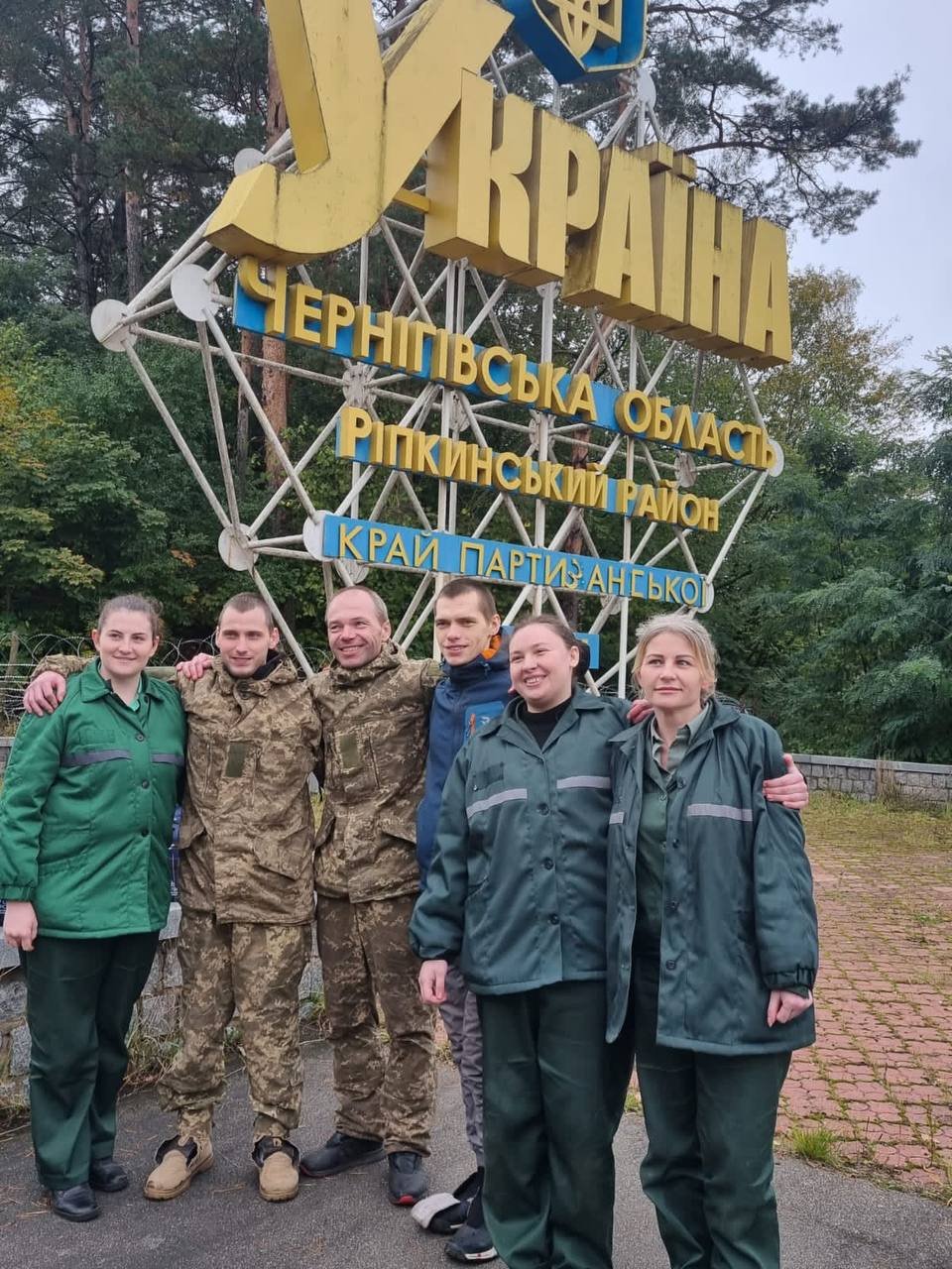 Три чоловіка і три жінки сьогодні повернулися з полону додому