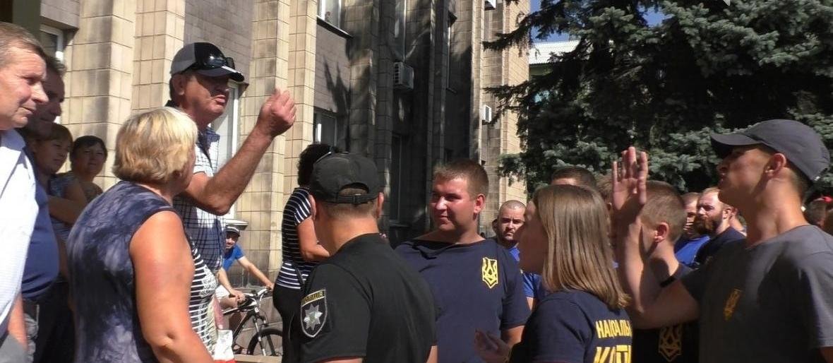 Митинг во время сессии Добропольского горсовета Митинг во время сессии Добропольского горсовета , Яна Сельвер