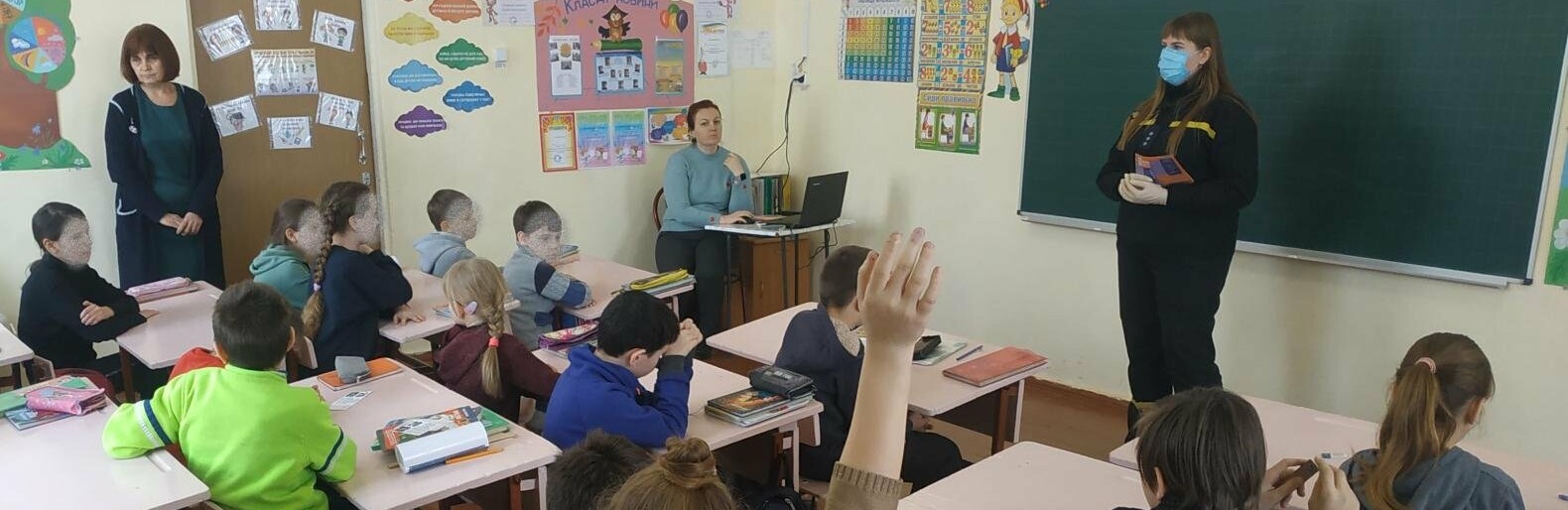 Як діяти у разі виявлення вибухових предметів: рятувальники Добропільщи провели інтруктаж для школярів