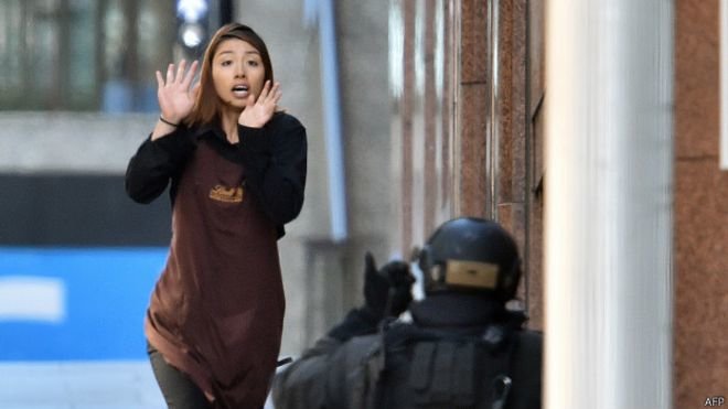 В Сиднее террористы захватили более 30 человек в заложники. (фото) - фото 1