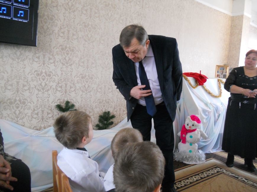 Добропільський міський голова привітав дітей зі святом Миколая Чудотворця (фото) - фото 1