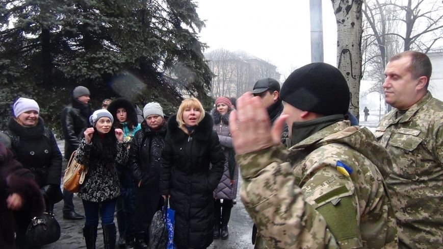 В Доброполье милиционеры обеспечили охрану мобилизованных воинов в вооруженные силы Украины (фото) - фото 1