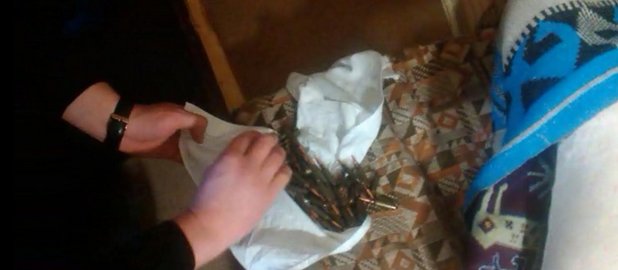 Житель Добропольского района хранил у себя в квартире наркотики и оружие (фото) - фото 1