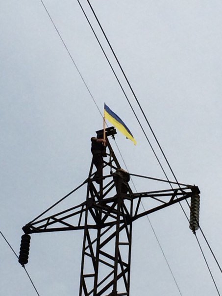 Украинские флаги на ЛЄП при въезде в Красноармейск со стороны Доброполья и Донецка (фото) - фото 1