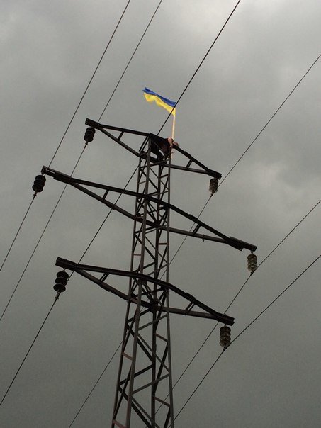 Украинские флаги на ЛЄП при въезде в Красноармейск со стороны Доброполья и Донецка (фото) - фото 1