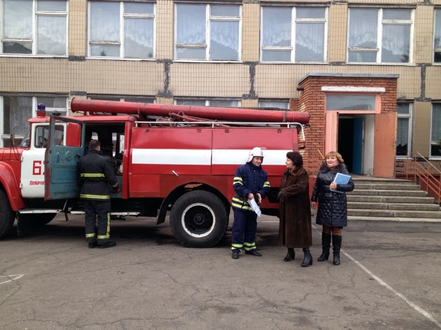 Учения по тушению пожара прошли в Добропольской школе (ФОТО) (фото) - фото 1